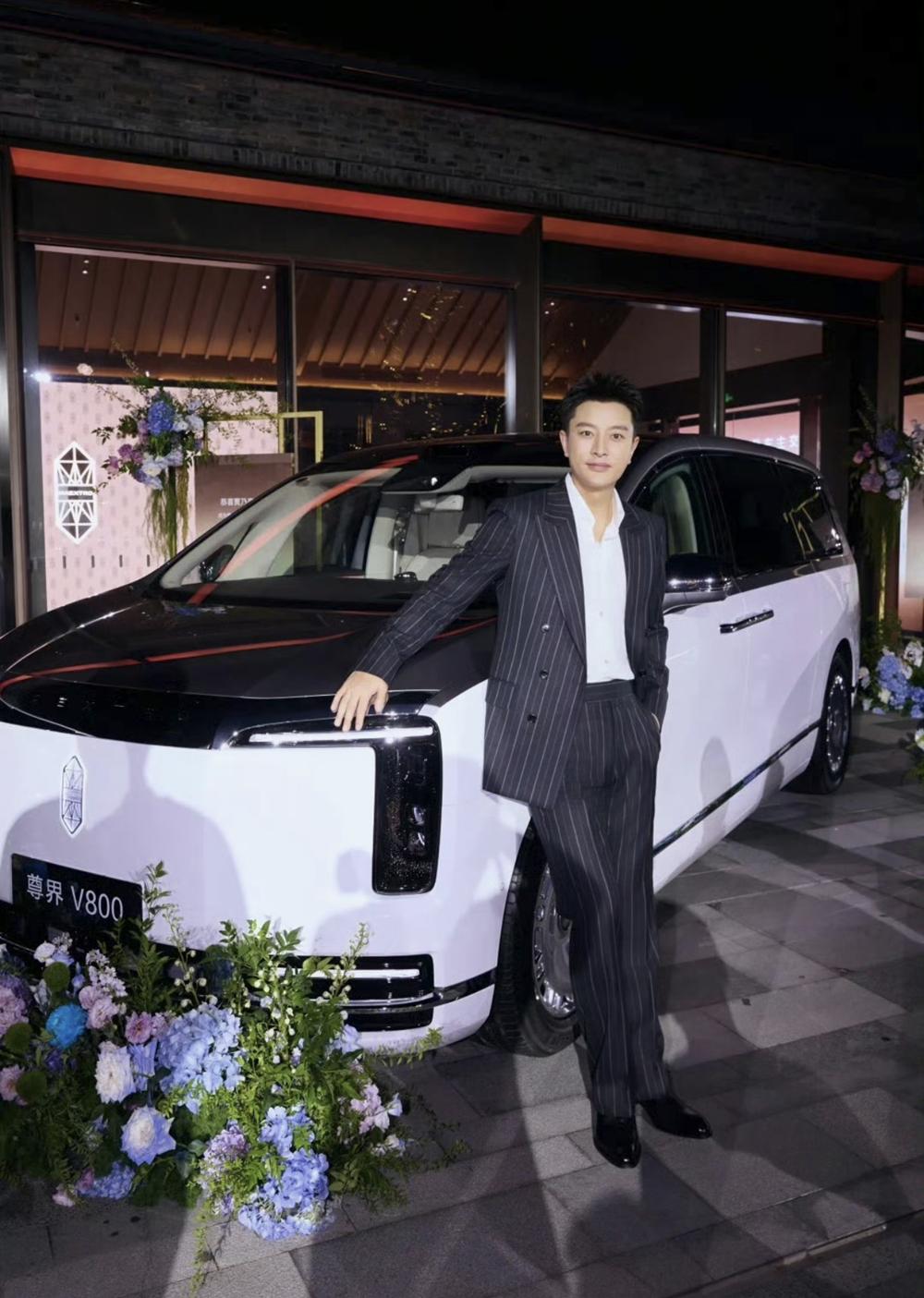 996连开车都犯困？尊界V800给你路上充电自由，加班到凌晨、第二天还得开长途会