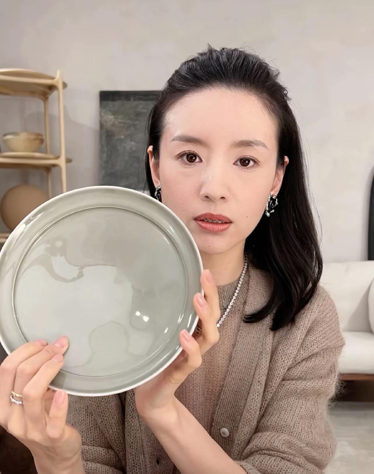 董洁直播带货哪是走下坡路？这分明是把日子过明白了
 
谁还记得《金粉世家》里的冷