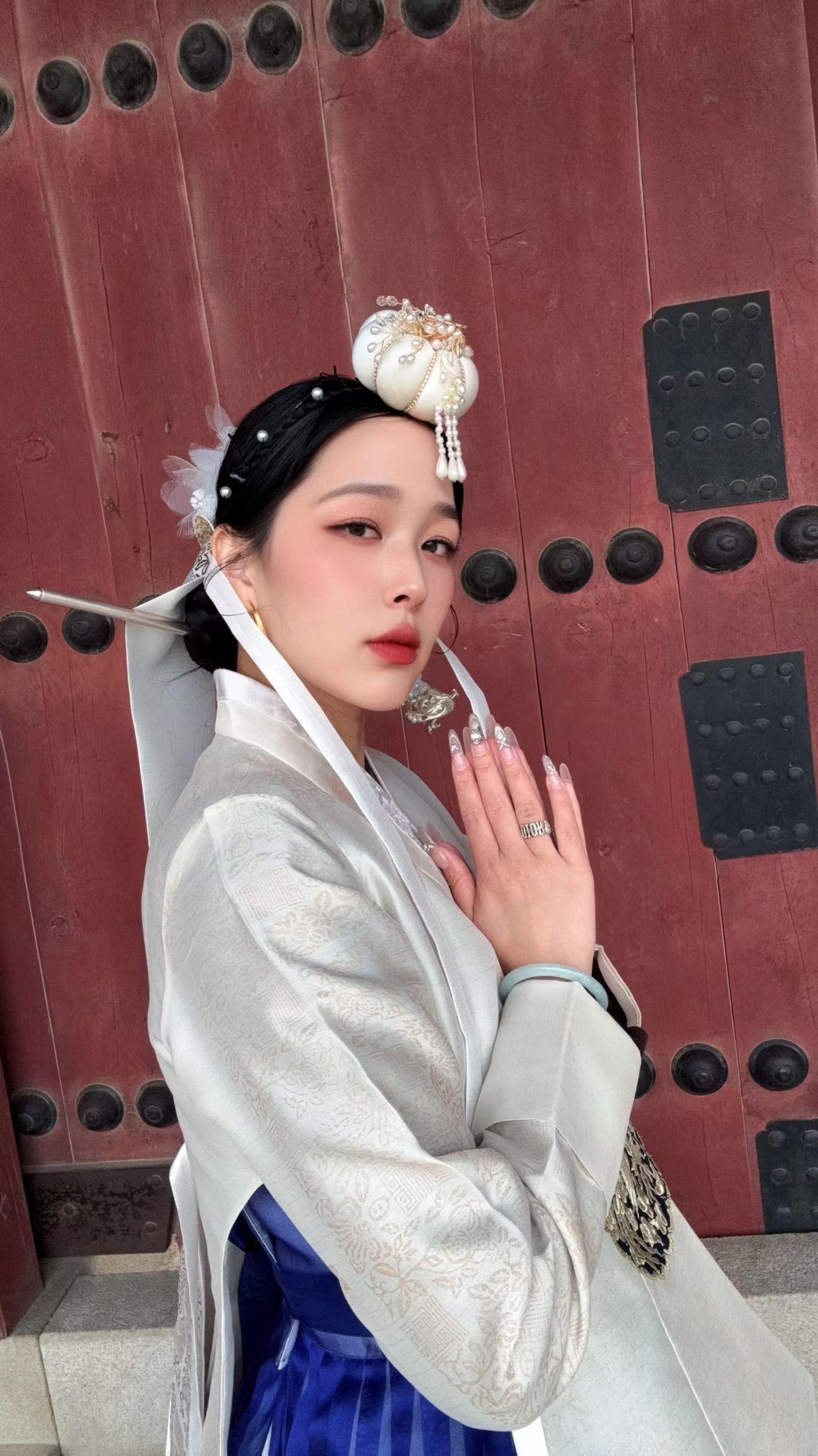 “抬头，直视本宫。”