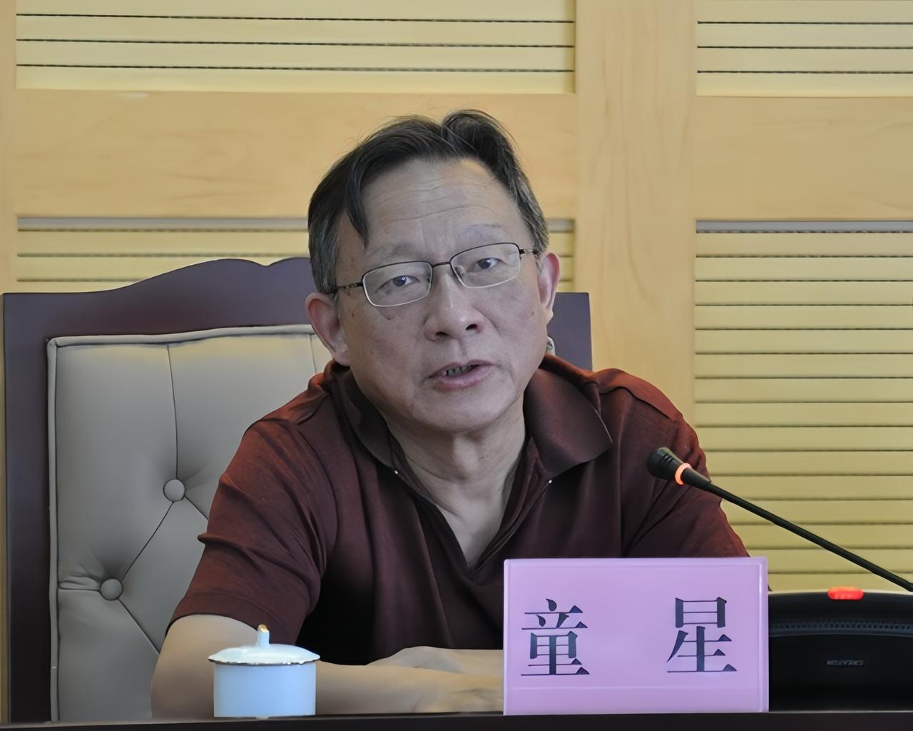 他取得1977年恢复高考首届江苏省文科总分第一名，成为名副其实的江苏文科首个状元