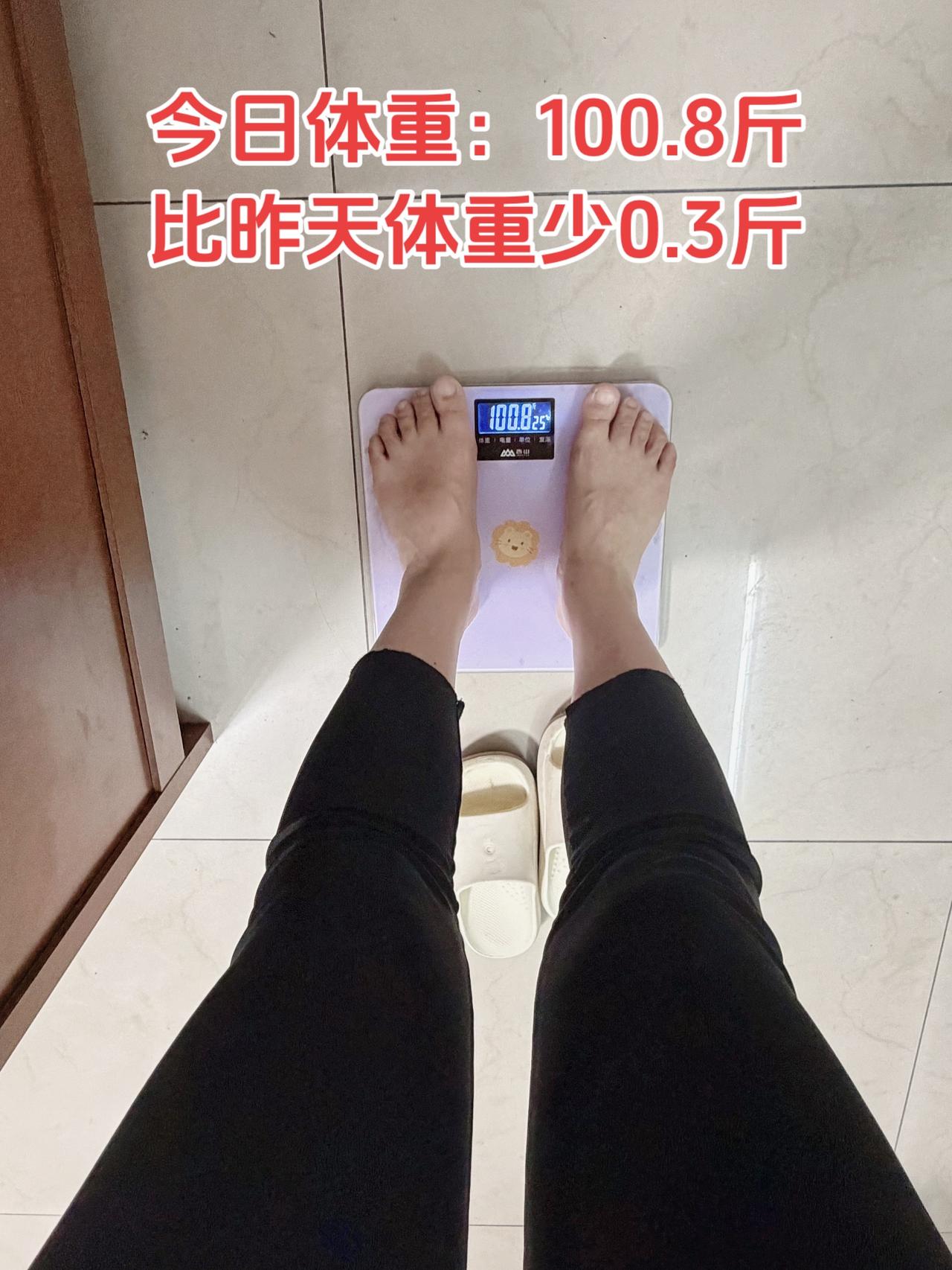 自律减脂健康餐，目标95斤，加油
今日减脂早餐：红薯+鸡蛋+番茄+黑咖啡
体重管