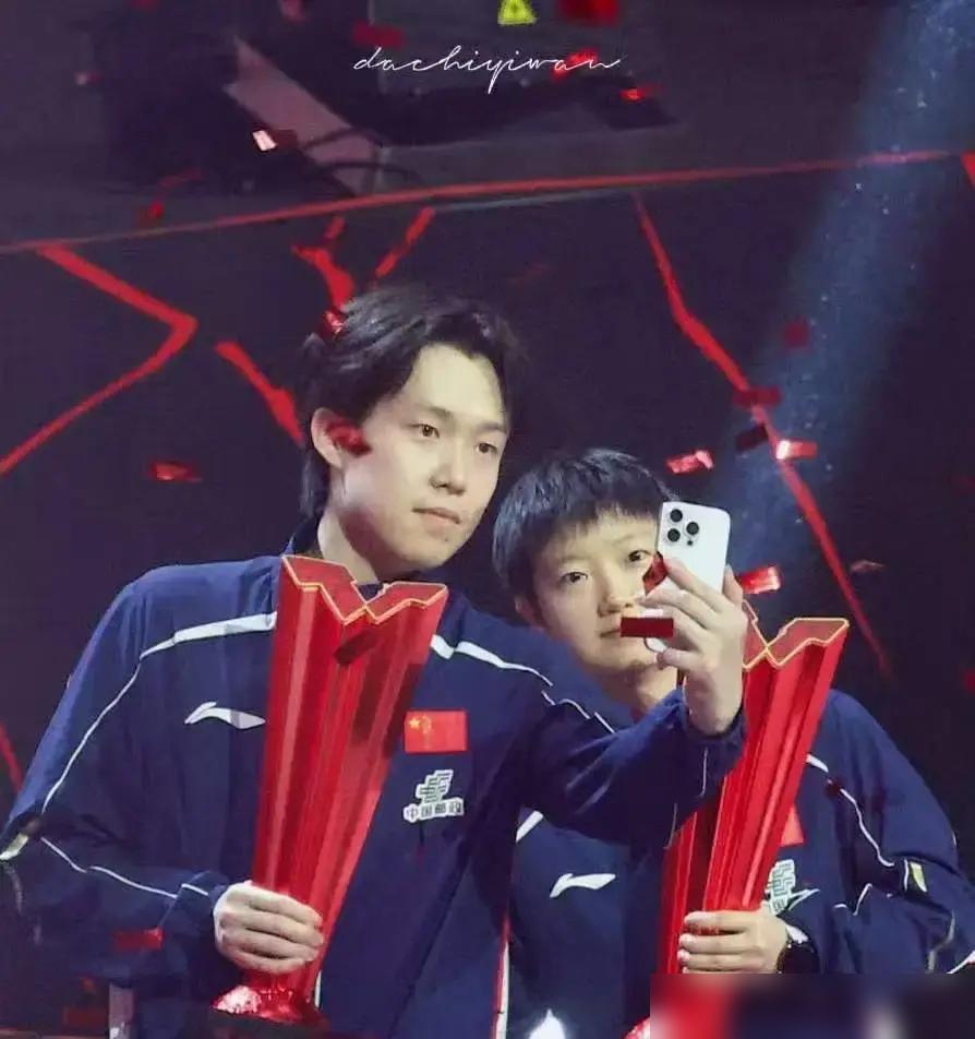 国乒“王炸”组合王楚钦和孙颖莎，竟然在巅峰期被强制拆对，他们是疯了吗？！
 
别