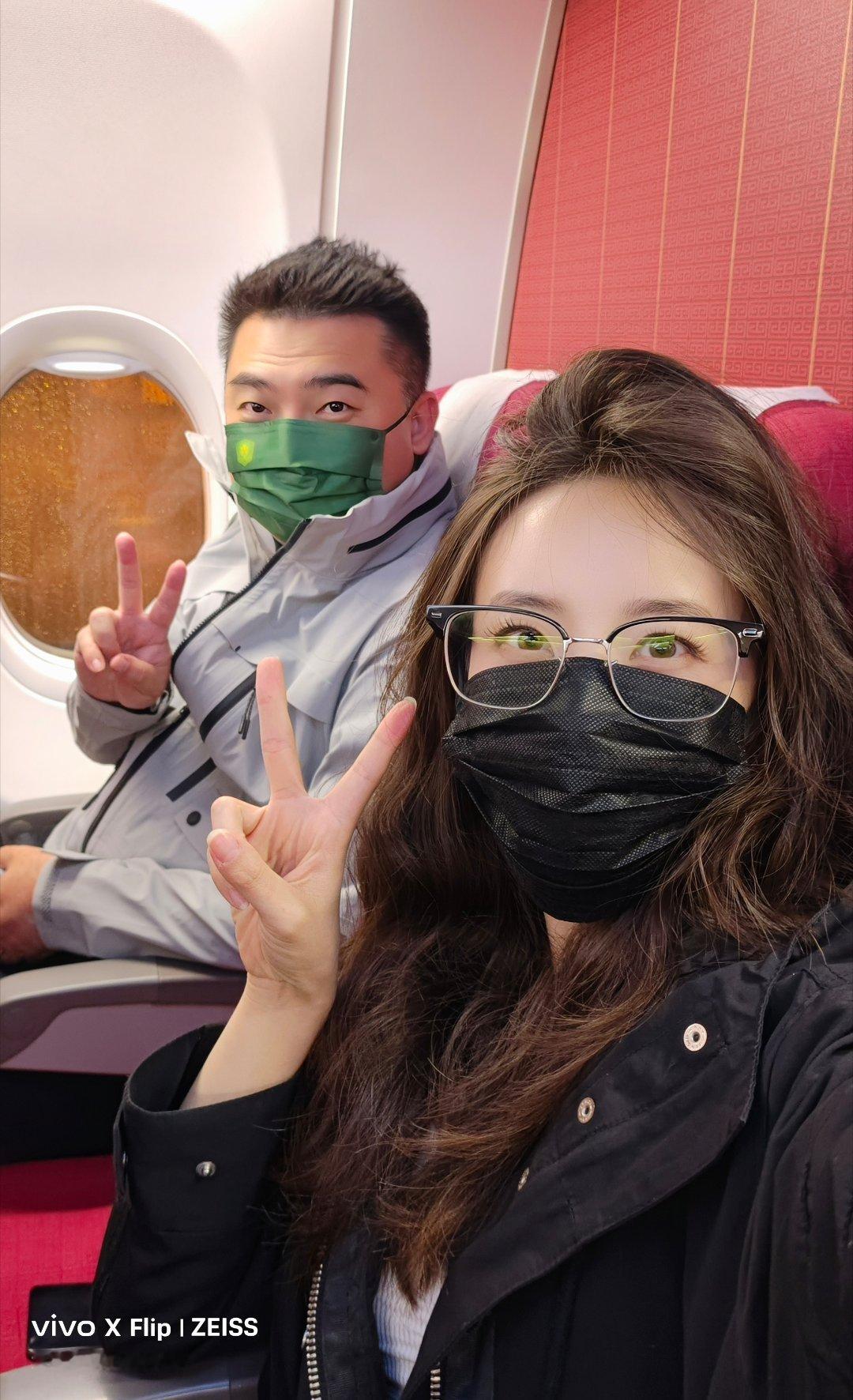 海航波音787-800海口去上海，飞机爆满，乘务长大姐偷偷跟我说最后一排空着没人