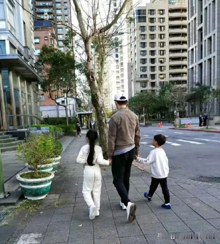 其实汪小菲不说什么，两个孩子也不愿意回外婆家。

之前小S就说玥儿姐弟俩和S家这