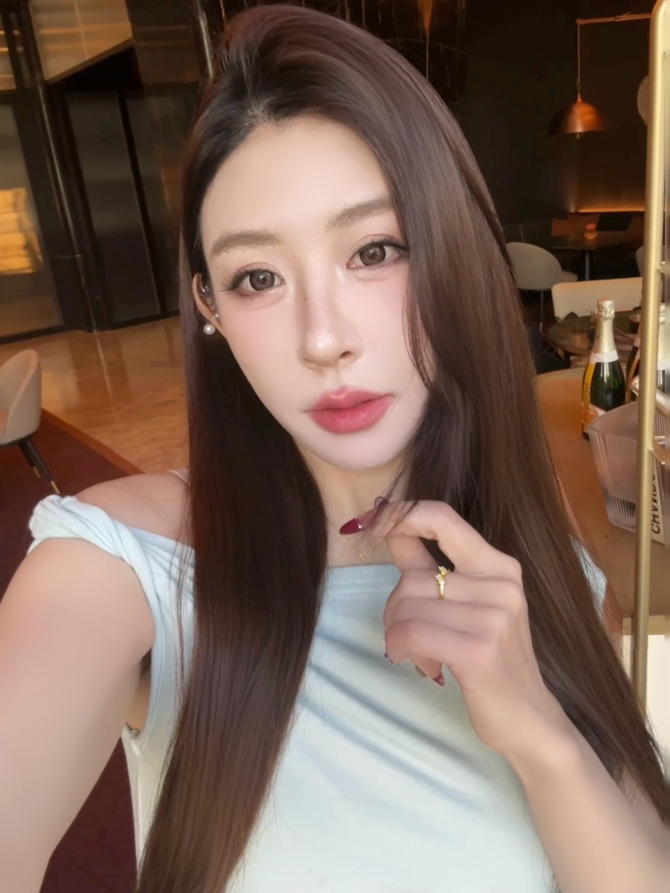 最近身边的每个人都好像很不开心，不是在闹分手就是在闹离婚的，好像只有我自己一个人