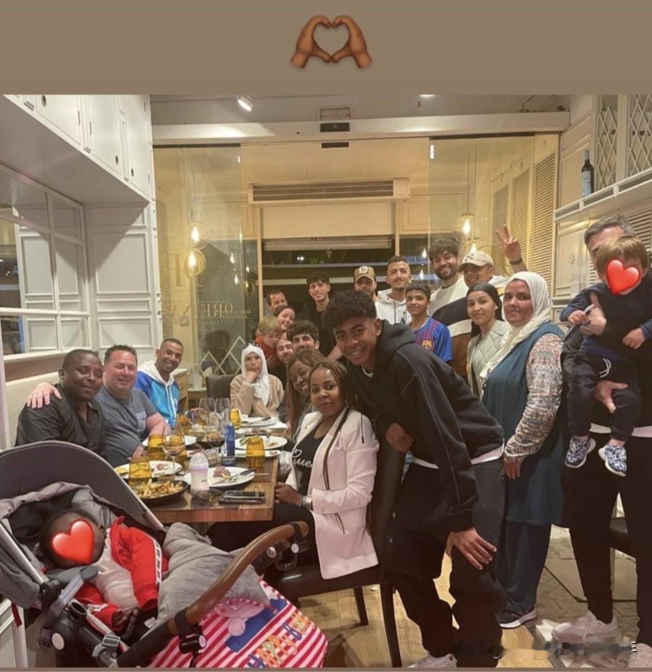 亚马尔一家大聚餐时的合影。这个从摩洛哥移民到西班牙的一整个大家庭，熬过清贫的日子