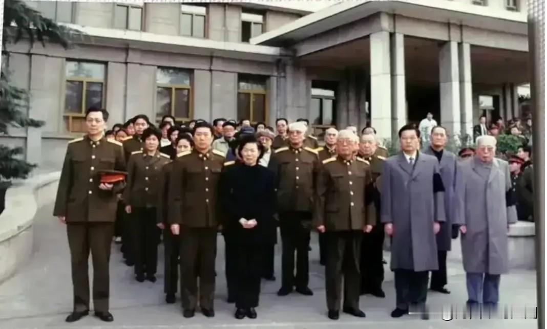 1994年10月，儿子杨建华手捧遗像与夫人石莉及刘华清、洪学智、宋任穷等老战友，