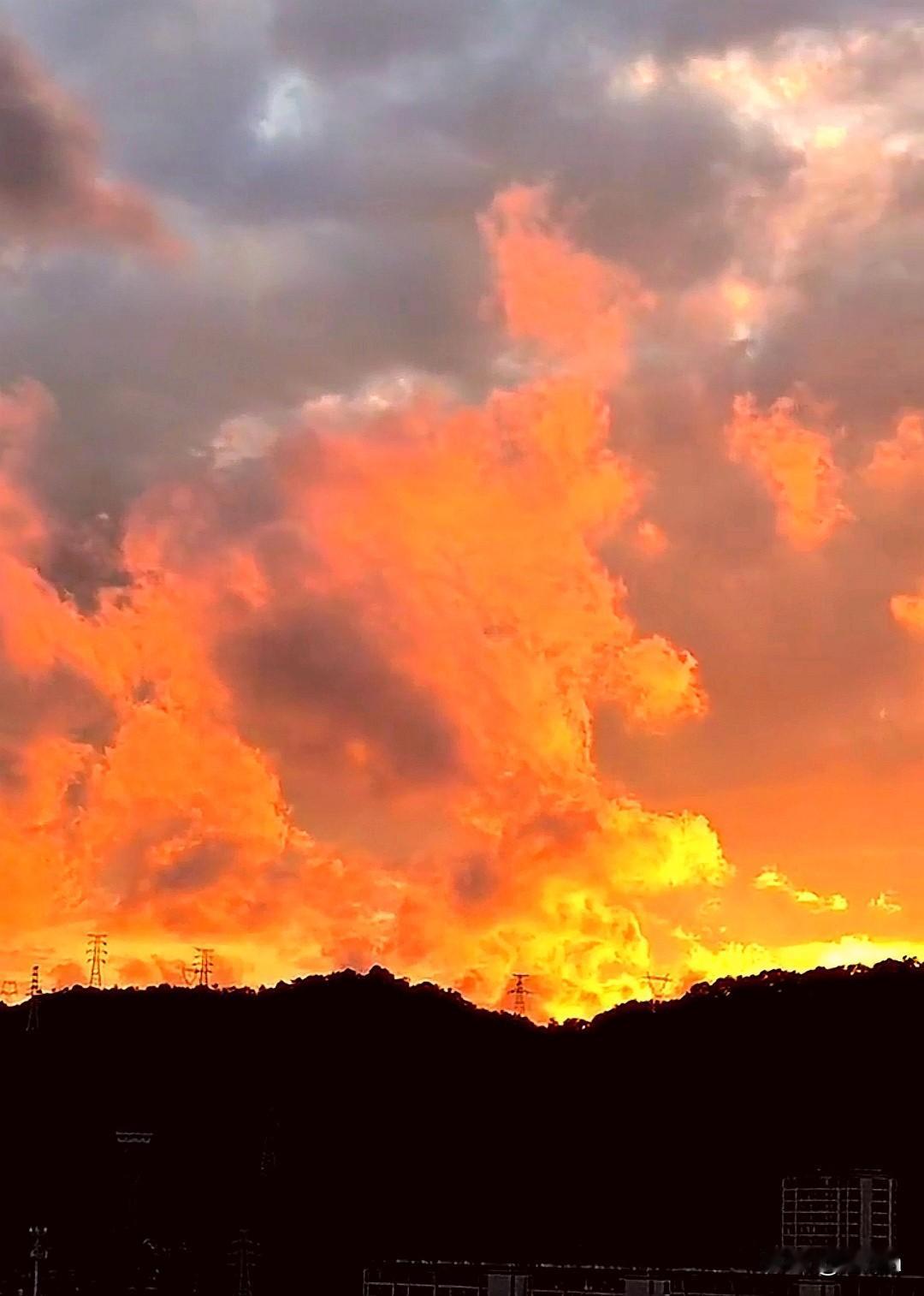 搅动乱云的夕阳  （看图写话）
    夕阳的余晖搅弄着乱云，乱云在其带动下蒸腾