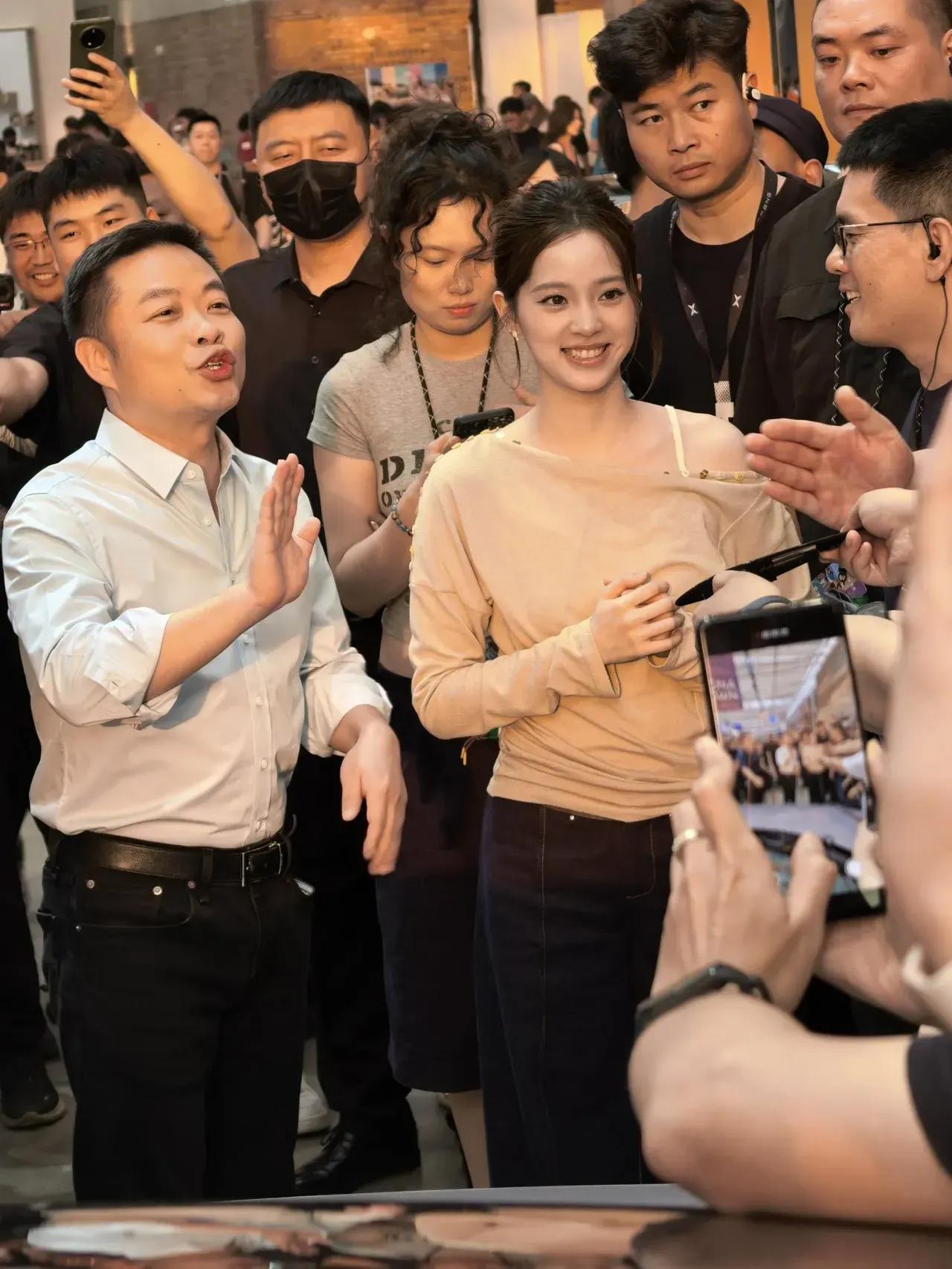 欧阳娜娜是真的幸福啊！
人生中的第一台汽车居然是小鹏的CEO亲自接待，并且在发布
