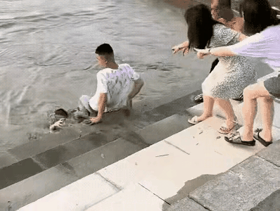 现在这社会，
做这种事情的人越来越少了，
值得表扬。