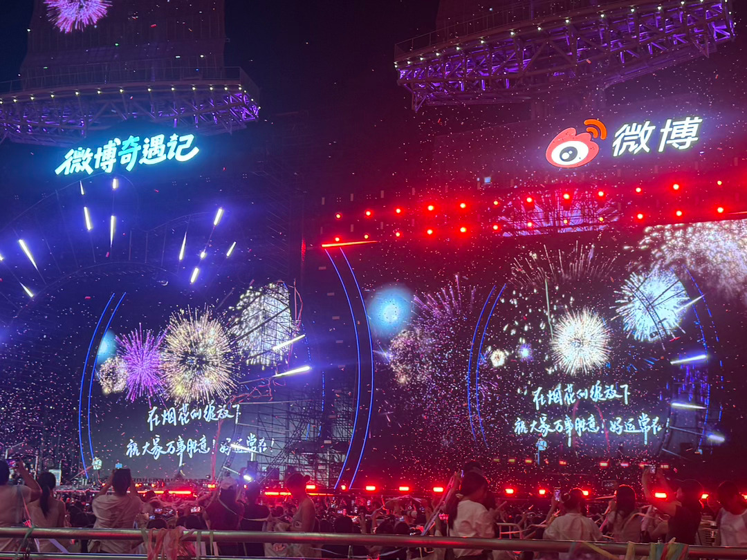 望着你亮晶晶的眼睛的时候 我许愿能够见你100次❤️ 