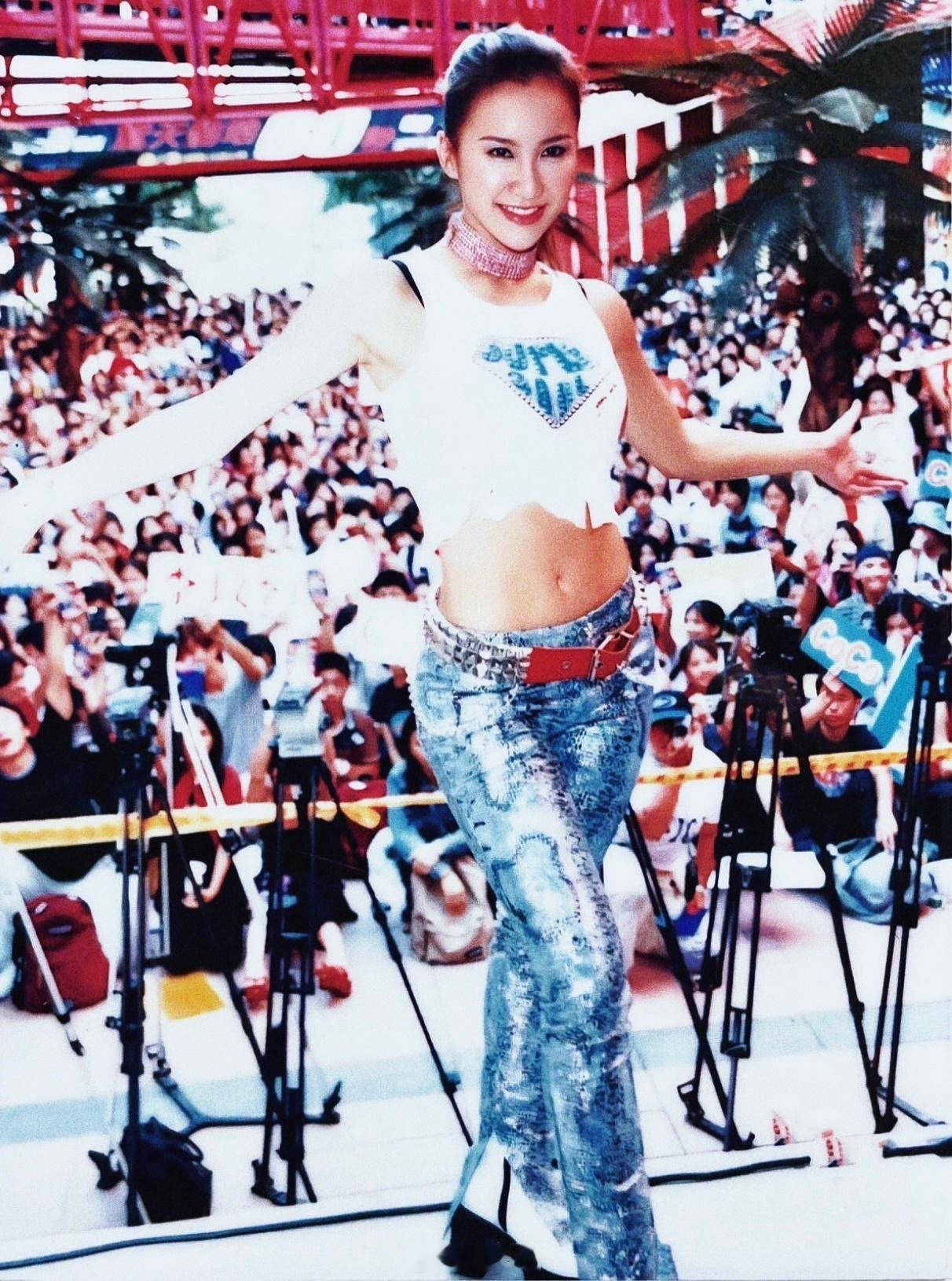 MrWG[超话]旧相簿子 千禧Icon，永远最靓的热辣甜心💖——2000年，宣