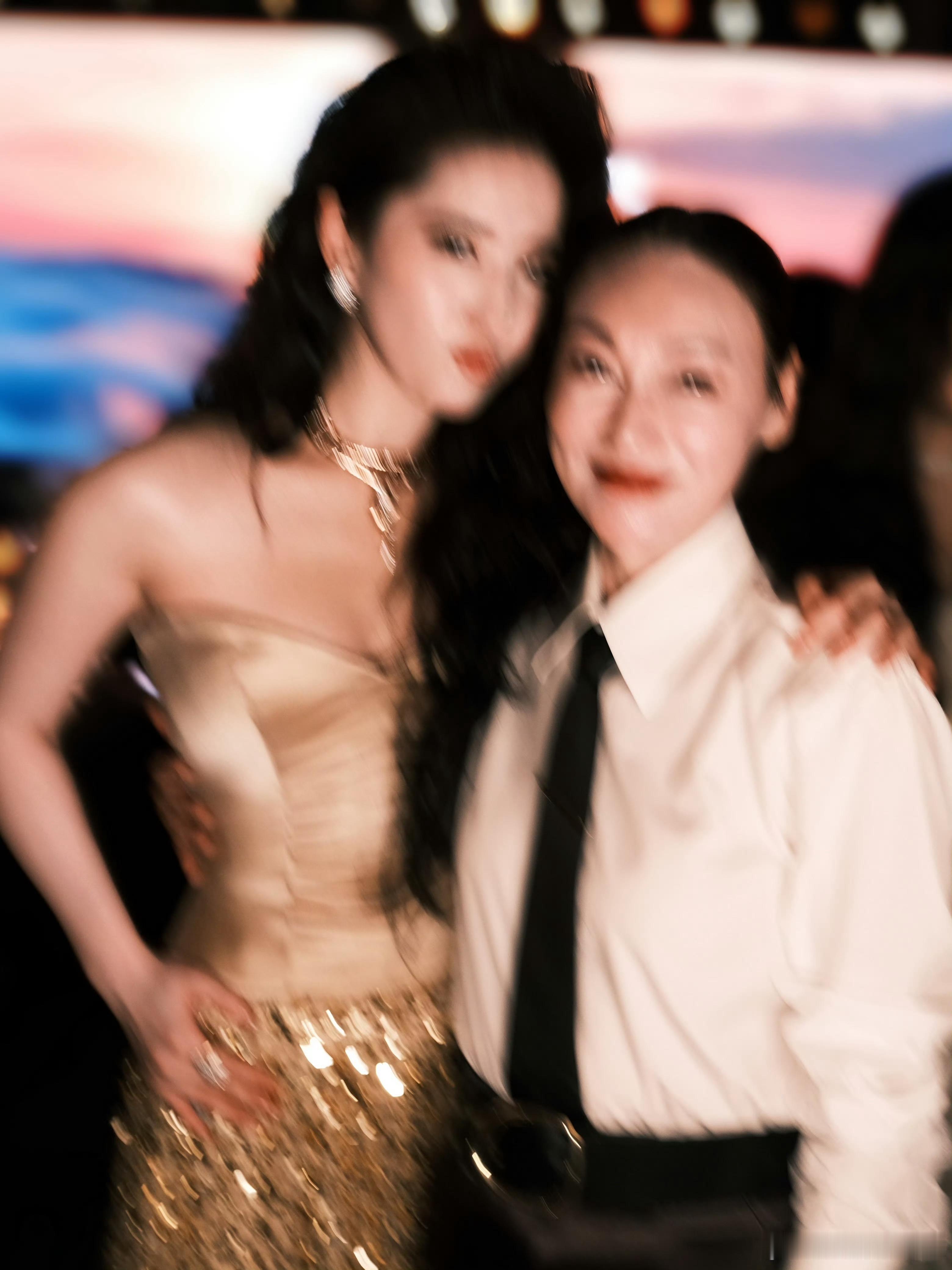 居然还能看到仙的新图，红姐好会藏图哇，感恩大美女～惠英红卡零点晒合照为刘亦菲庆生