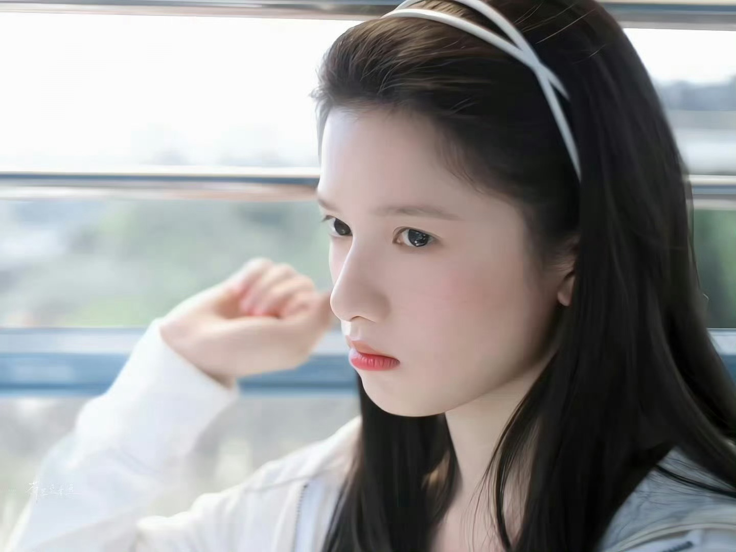 张婧仪演技张婧仪的可塑性太强了，可以是灵动少女也可以是倔强小白花，眼神里充满了故