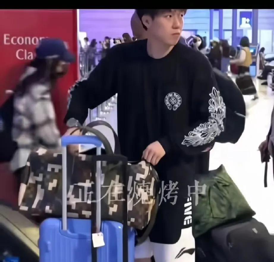 王楚钦在机场丢了证件，居然还能淡定翻包？
这心理素质，真不愧是国乒主力！
总教练
