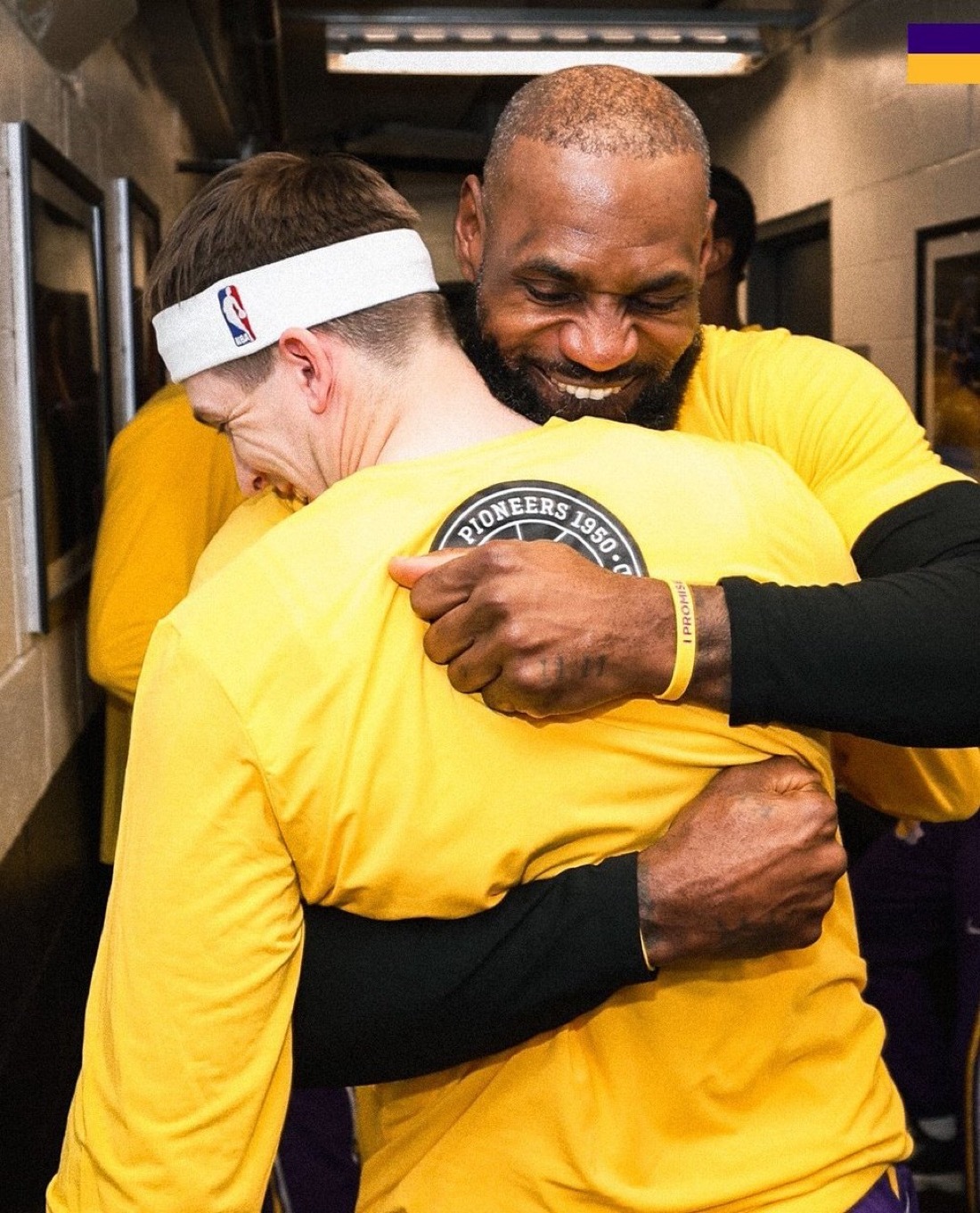 里夫斯谈到勒布朗的职业精神时说：“他在健身房投入的时间无人能及，他能打23年球是