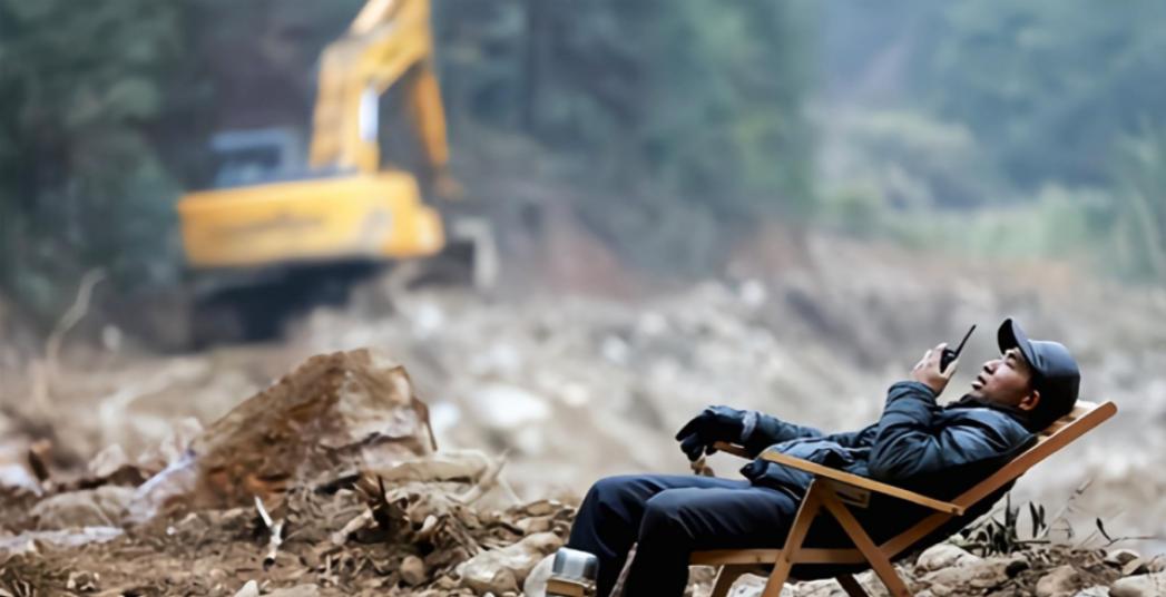 2014年，广西一男子肝癌晚期，他毅然掏出17万修路，却放弃治疗。

这个决定在