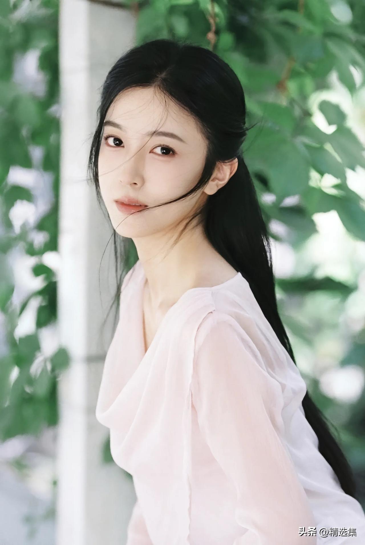 走在林荫路上，捕捉满满的青春感
