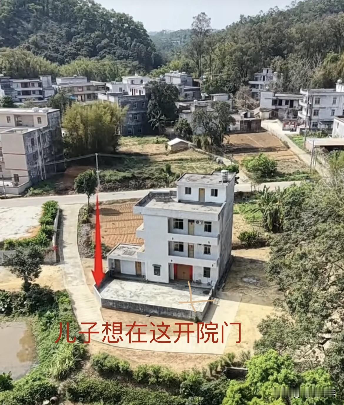 儿子想把院门开在前面，
父亲最后把院门开在侧面。
父亲为何要把院门开在侧面吗⁉️