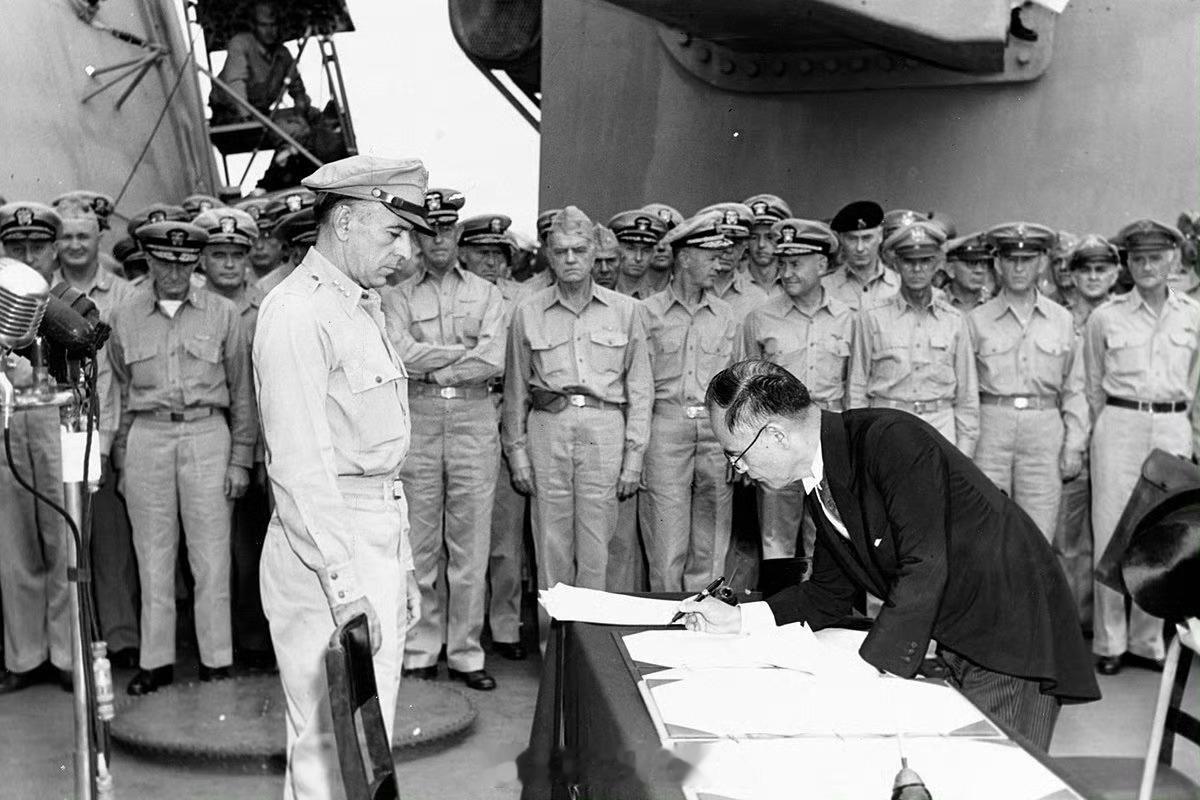 1945年9月2日，法西斯日本宣布无条件投降！法西斯日本代表“瘸子”重光葵在投降