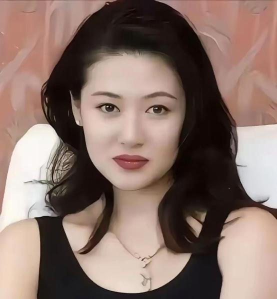 [微风]2002年陈宝莲从24楼一跃而下，留下一个才出生20多天的男婴，葬礼上，