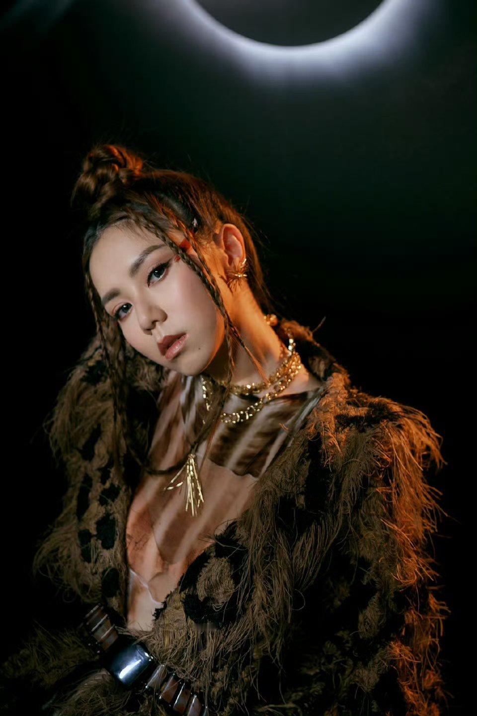 有网友问，曲婉婷和邓紫棋谁更有才华？ 