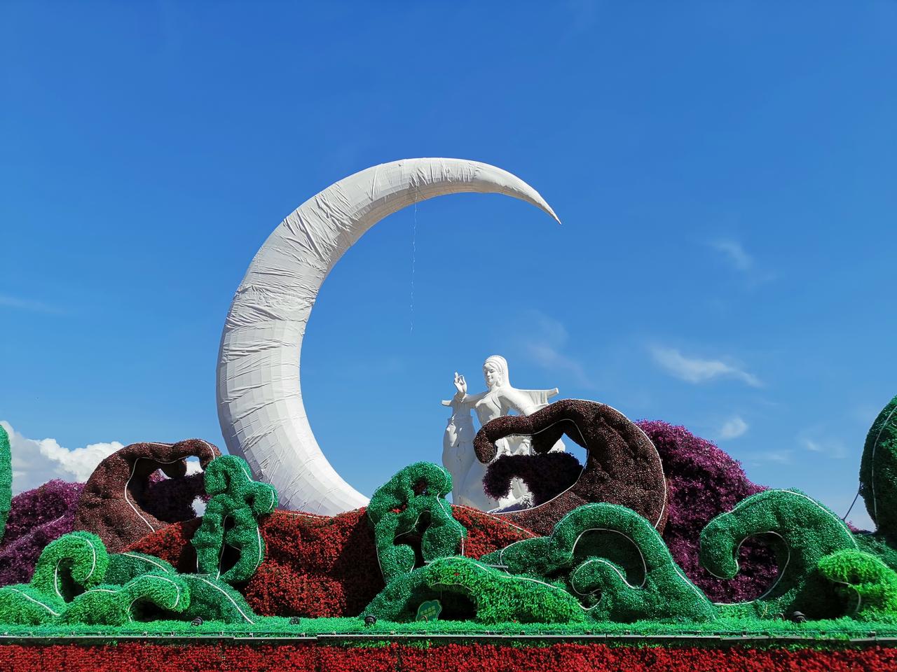 《七律·城乡银发叹》
农霜终生躬耕忙，城叟逍遥岁月长。
垄间扶犁腰背曲，亭前舞剑