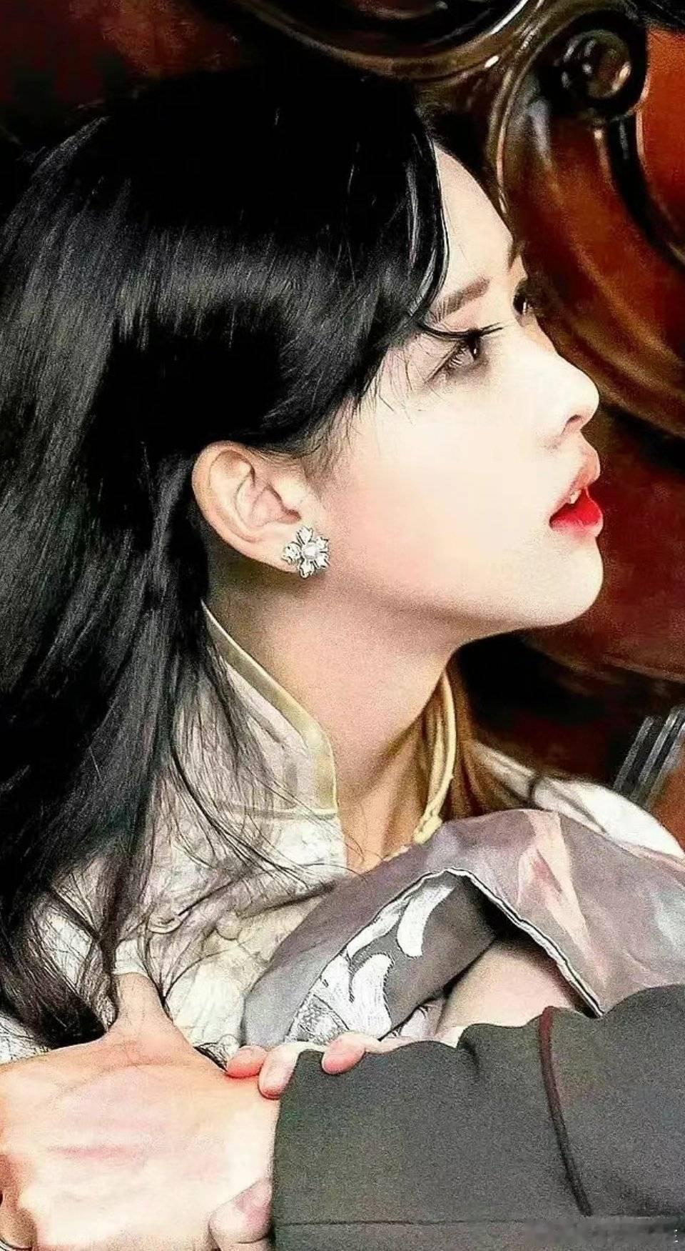 当陈都灵鲨回民国赛道[爱你]白月光回国我去接！#陈都灵[超话]# ​​​