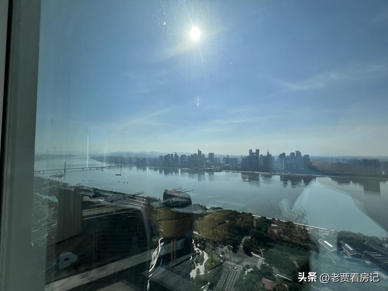 说起奥体江景大平层，也不得不提及Ioc，335-620平一线江景大平层。
   