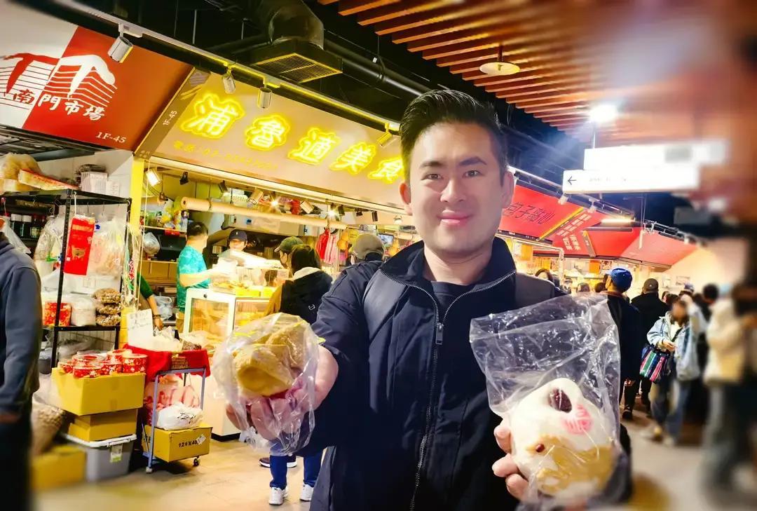 刷到个台北博主晒年货，腊月廿五去迪化街扛糯米，一斤198台币，还直播石磨打浆。