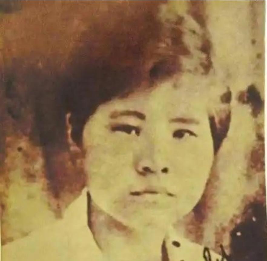 1940 年，双枪女英雄李林被日军困在破庙，日军破开门、一拥而入的瞬间，所有人都