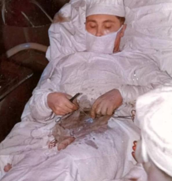1961年，在南极考察站里，27岁的苏联医生给自己注射了麻醉剂，然后亲手切开了自