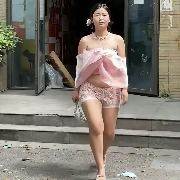 你敢信吗？她走在人挤人的商业街上，周围举着手机拍的人围了半圈，她不仅半点不发怵，