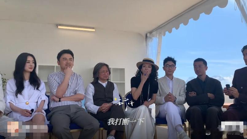 章子怡能红真的不是没有道理的。

主演们坐到棚子下接受采访时，忽然章子怡出声打断