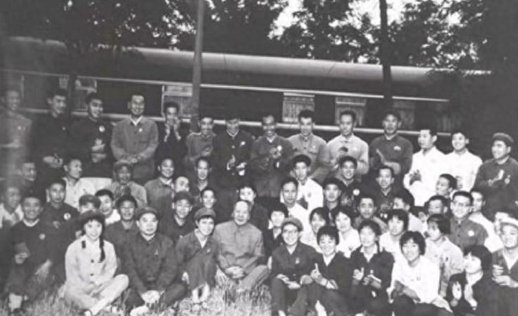 1954年毛主席专列的钢轨上惊现石头，罗瑞卿当即下令查清凶手身份，背后究竟发生了