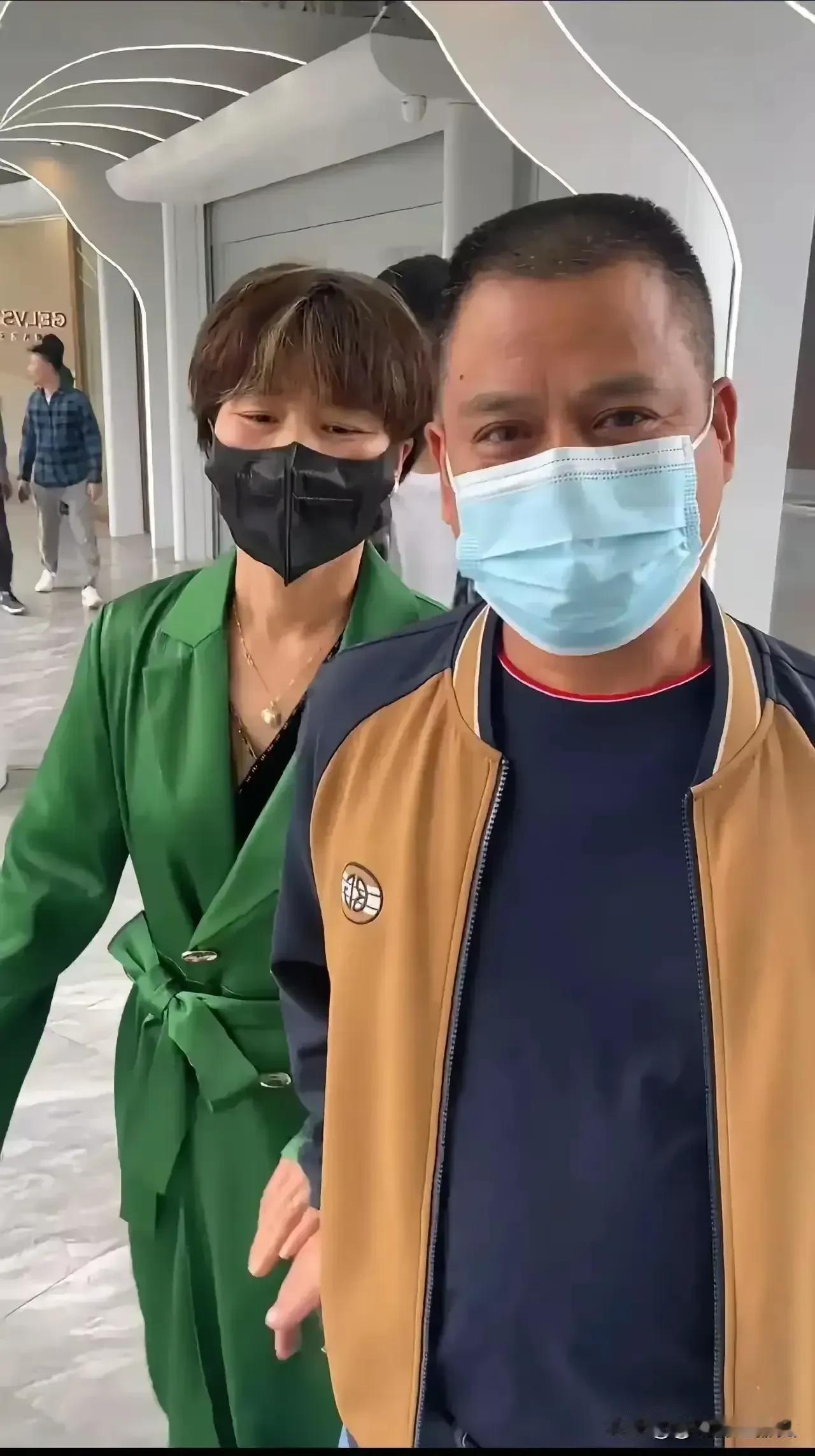 有没有发现三只羊事件中最诡异的地方？

那就是随着风波愈演愈烈，三只羊的男性居然