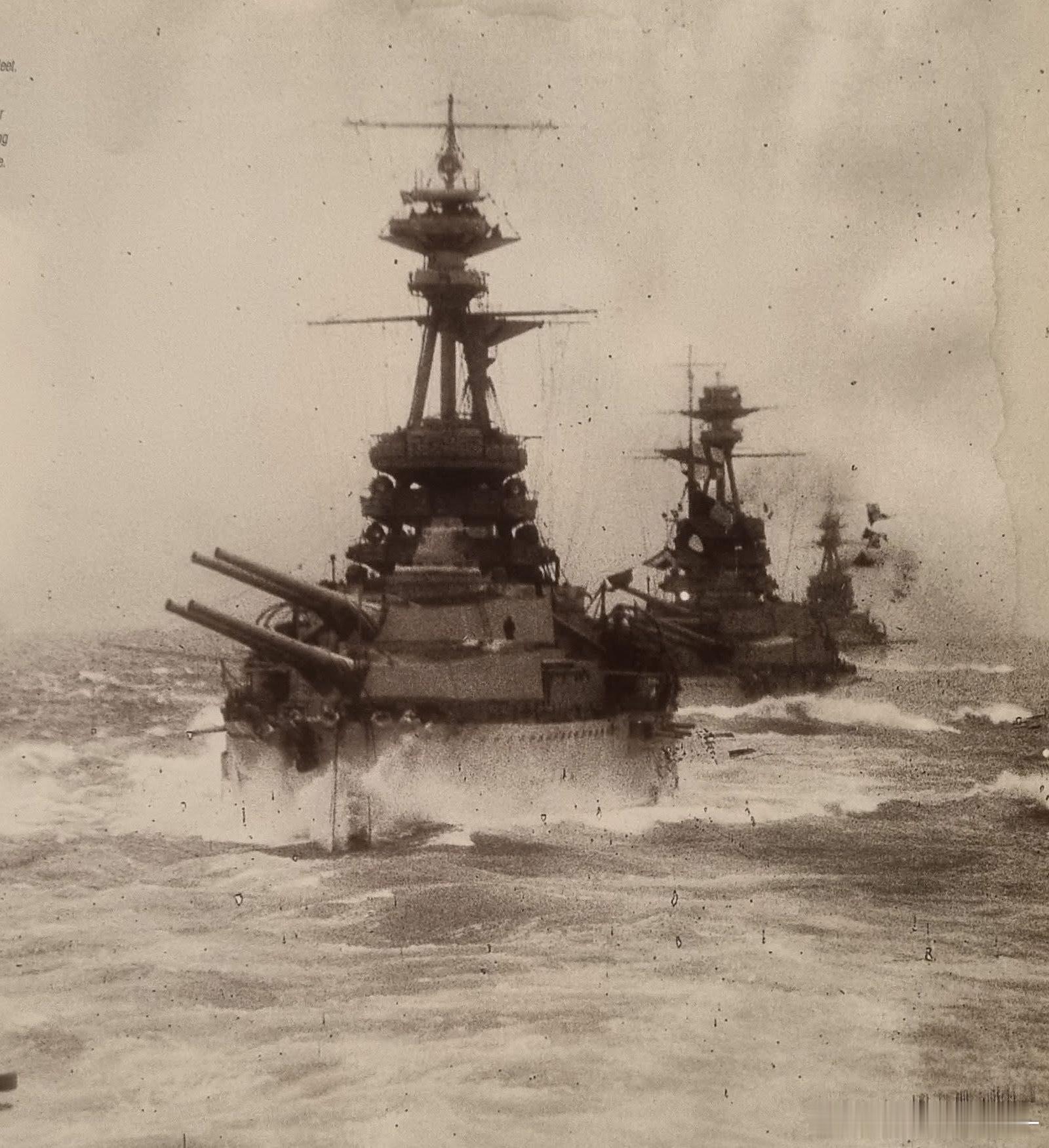 R级超无畏舰君权号，决心号和复仇号进行编队炮术训练，摄于1917年。作为QE的改