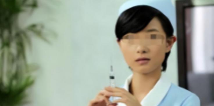 2002年，护士周华突然在医生李仁强的脖子上扎了一针，还嬉皮笑脸地说：“跟你开个