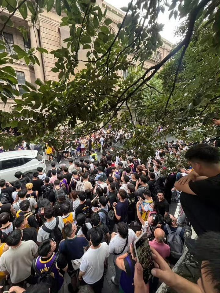 詹姆斯人气有多夸张 万人空巷既视感！NBA联盟顶流的人气！ ​​​