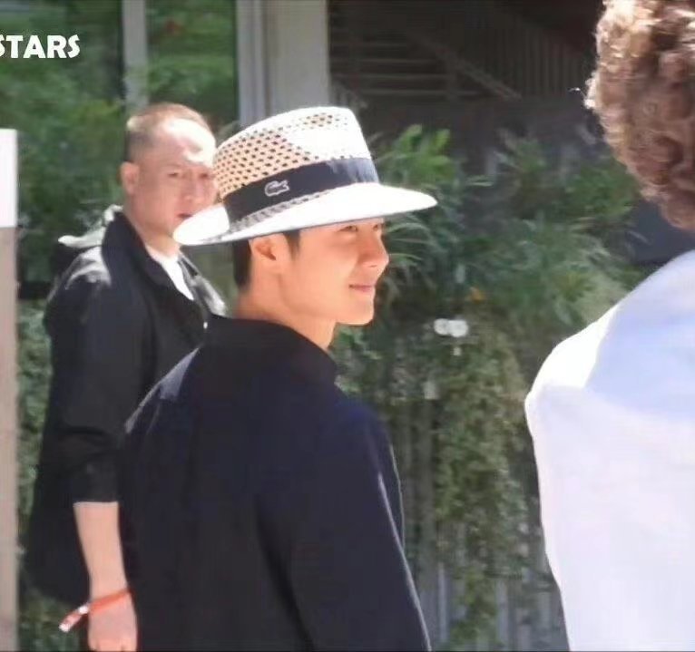 #王一博少爷巡街##王一博巴黎看法网比赛#王一博巴黎看法网比赛，好绝 ​​​
