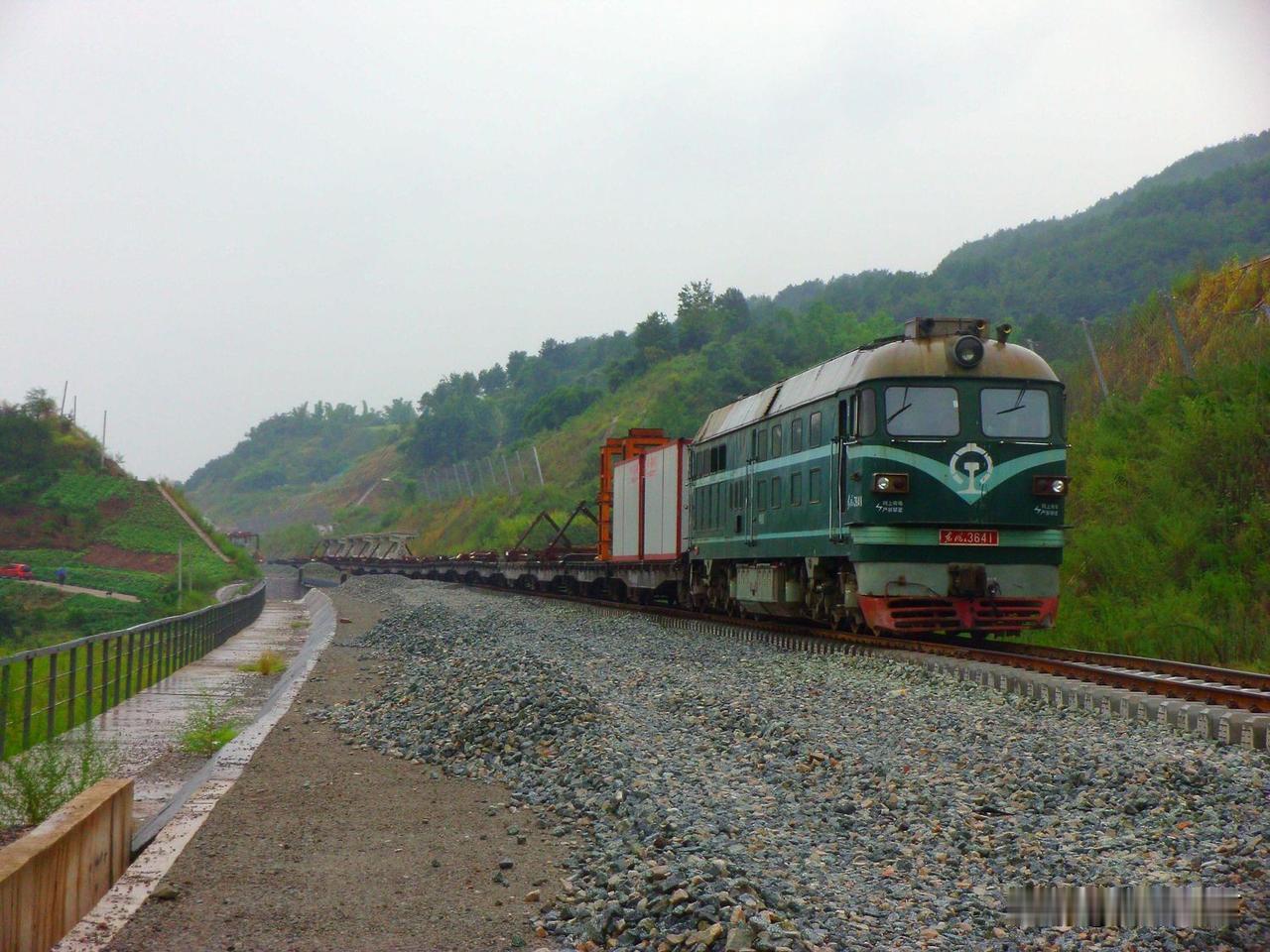 2013年8月拍摄的图片，这是当时建设中的兰渝铁路，运送工程材料的列车把桥梁送到