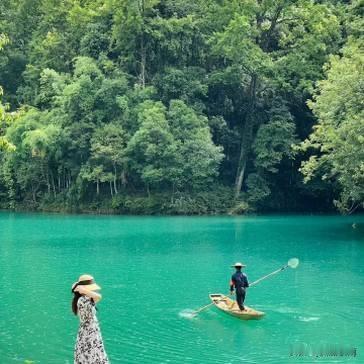 办公室里几个女职员争吵不休，主任制止后说：排队，胖的先说。

办公室瞬间清静。