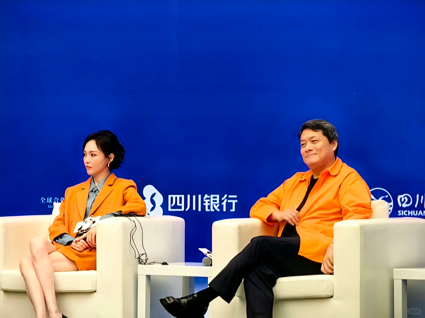 唐嫣金熊猫奖路透唐嫣金熊猫奖生图​​唐嫣金熊猫奖路透，出席论坛的糖糖一身橙色西装