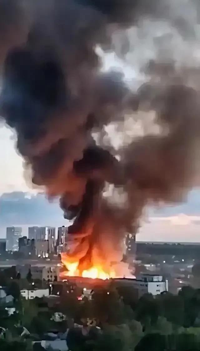 莫斯科市民没有安全感！刚刚俄罗斯首都莫斯科遭遇乌克兰无人机袭击，现场火光冲天！莫