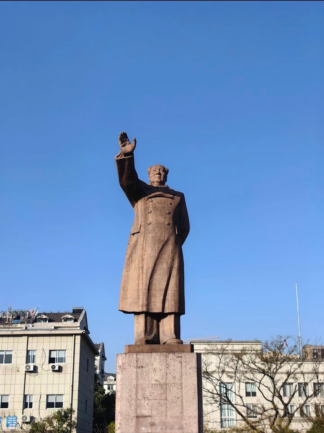 这是杭州第二棉纺织厂旧址毛主席塑像。上世纪五六十年代，新中国的第一次工业化浪潮席