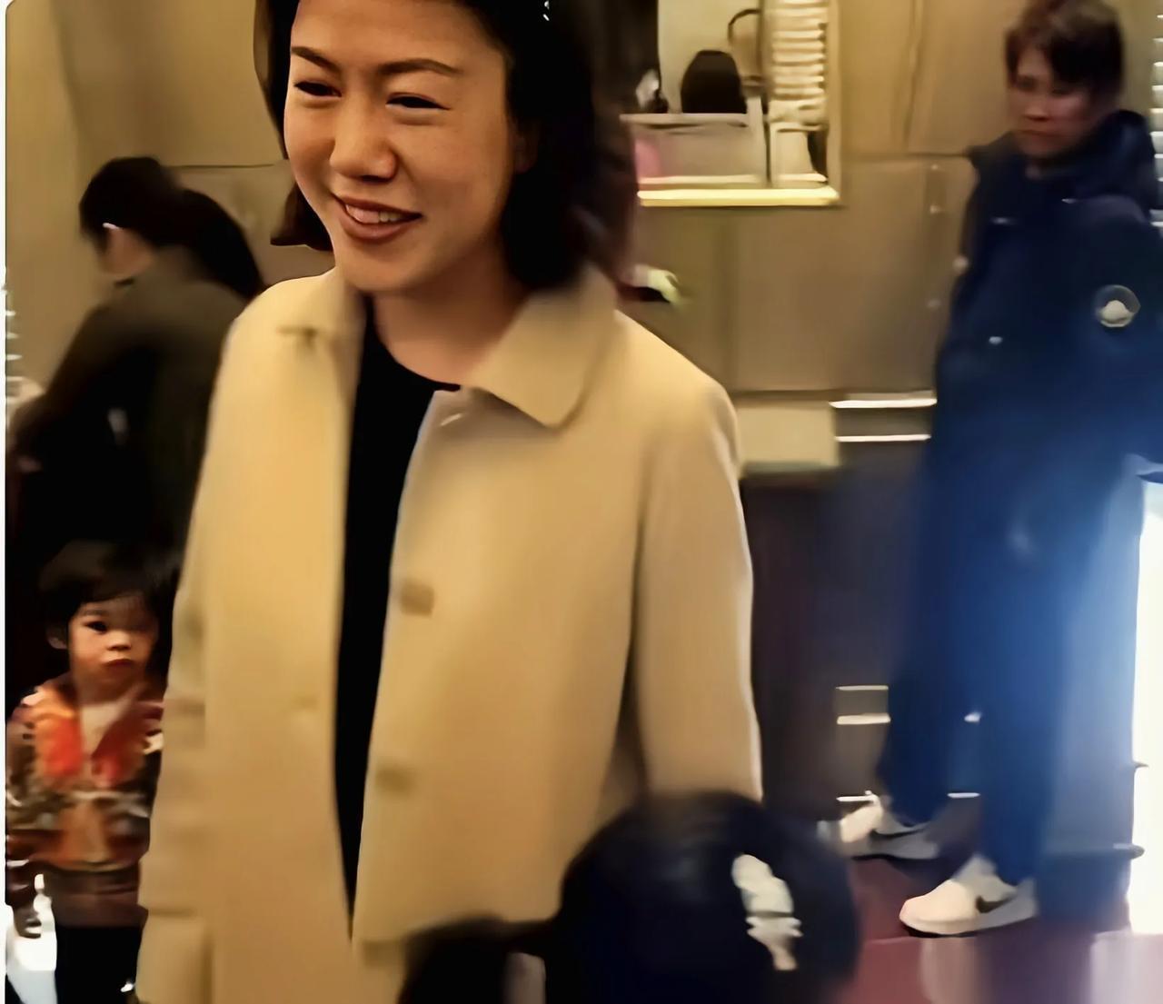 49岁翁帆刚刚开始自己的人生，米色风衣新烫卷发嘴角的微笑真好
最近看到翁帆的几张