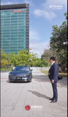 余承东被小孩哥硬控享界S9首创交互式迎宾光毯 智能汽车的竞争到了白热化的阶段，各