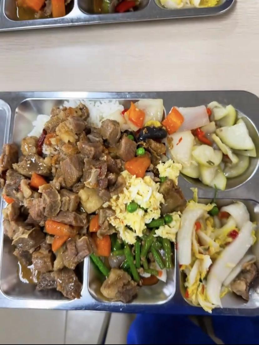 一网友分享他们公司的餐食，免费的自助餐！

这个餐食不分正式员工和劳务工，所有人