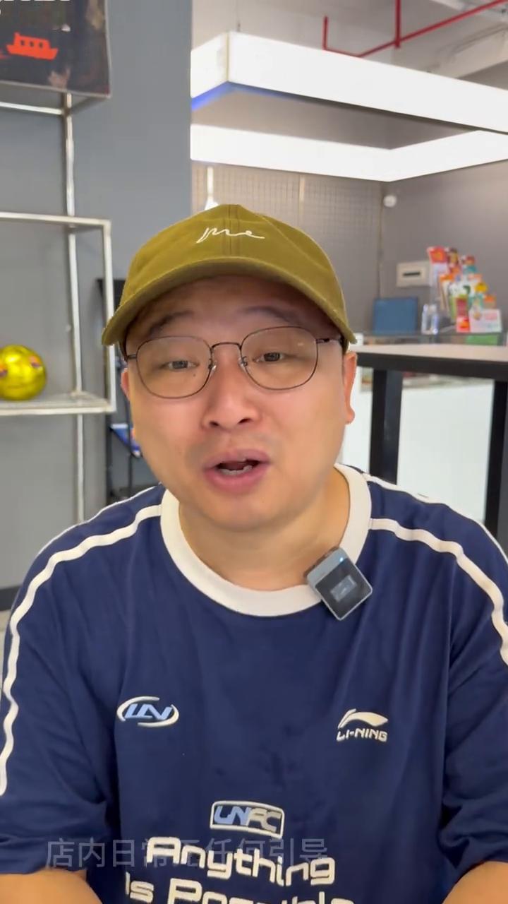 兄弟们，千万别想着靠主彩来养家或者翻身，真的行不通。
前两天对面那家快餐店老板来