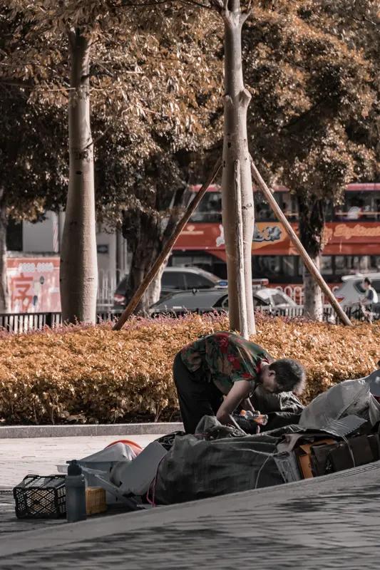 做公益对于底层人来说很不容易，每个月能固定拿出十几块几十块捐给慈善机构的老百姓都